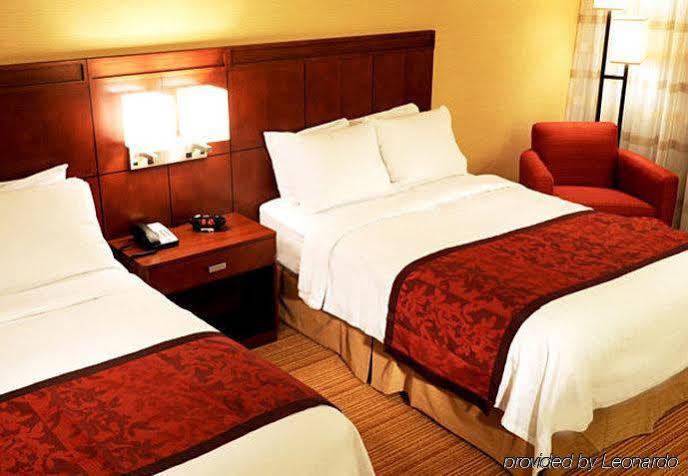Отель Courtyard By Marriott Albany Thruway Экстерьер фото